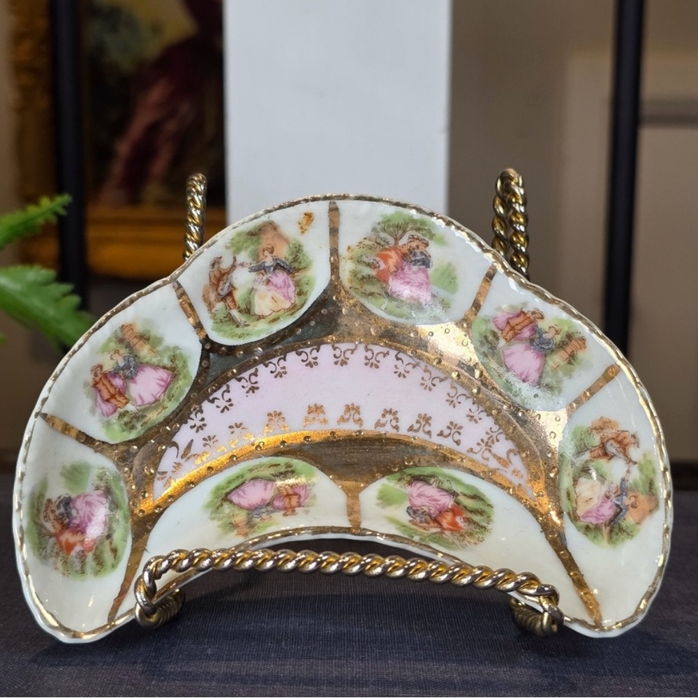 VINTAGE ARNART PORCELAIN COURTING COUPLE CRESCENT DISH